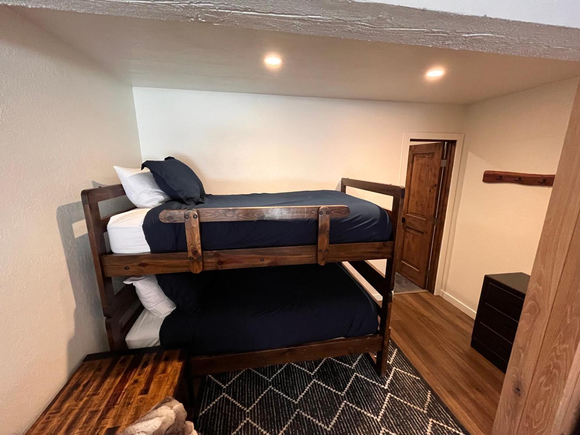 Tastefully Remodeled At Mammoth & Racquet Club, Hot Tub, Garage, 10 Min Walk To Lifts Appartement