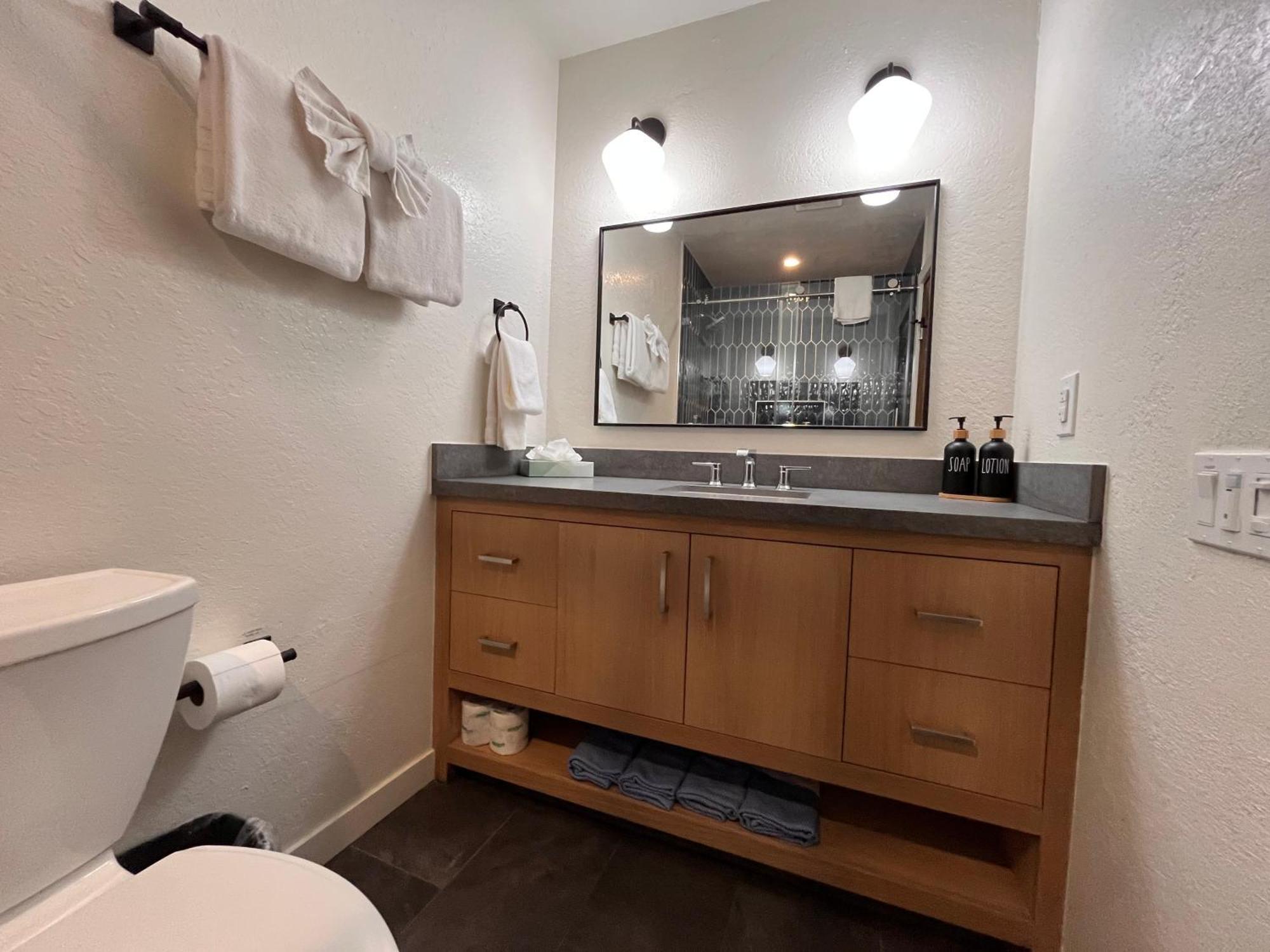 Tastefully Remodeled At Mammoth & Racquet Club, Hot Tub, Garage, 10 Min Walk To Lifts Appartement Mammoth Lakes