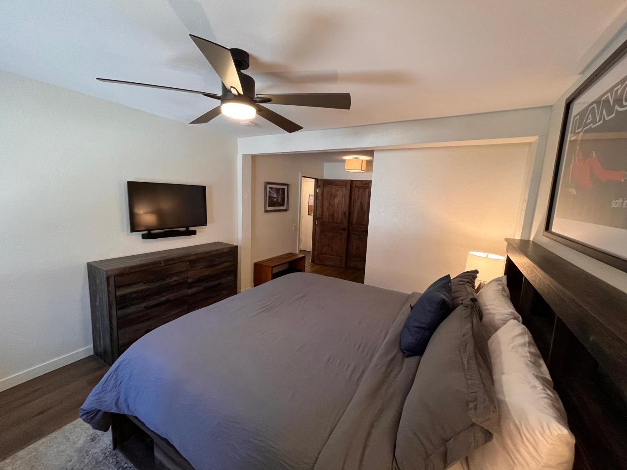 Tastefully Remodeled At Mammoth & Racquet Club, Hot Tub, Garage, 10 Min Walk To Lifts Appartement Mammoth Lakes
