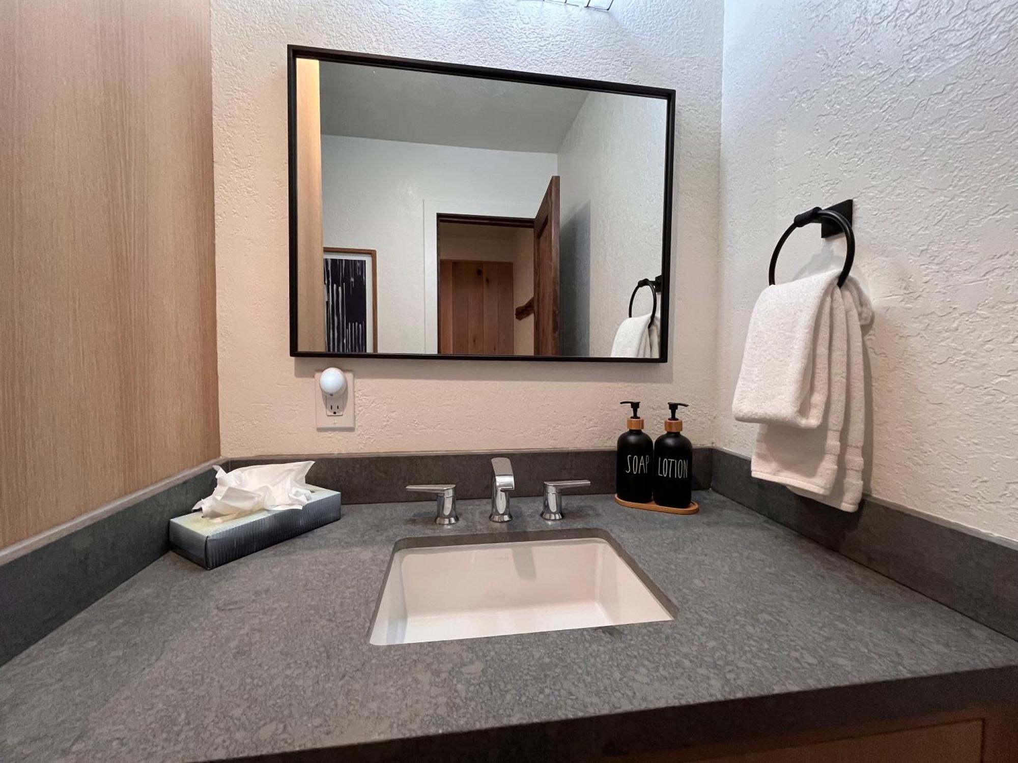 Tastefully Remodeled At Mammoth & Racquet Club, Hot Tub, Garage, 10 Min Walk To Lifts Apartamento Mammoth Lakes